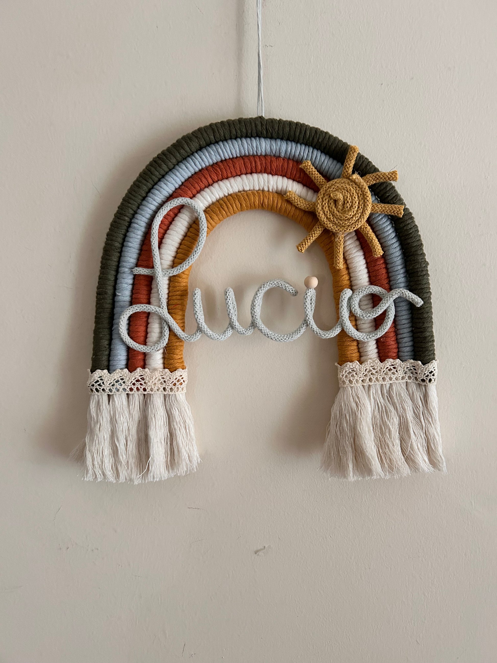 Arcobaleno in Macrame con Nome in Tricotin - MacraLu di Ludovica Mazzanti