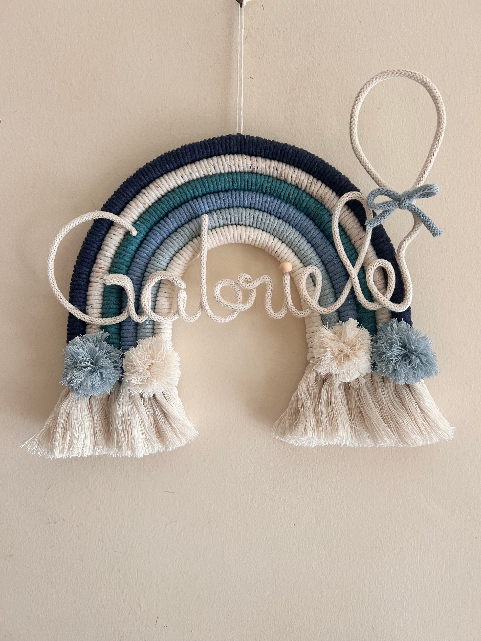 Arcobaleno in Macrame con Nome in Tricotin - MacraLu di Ludovica Mazzanti